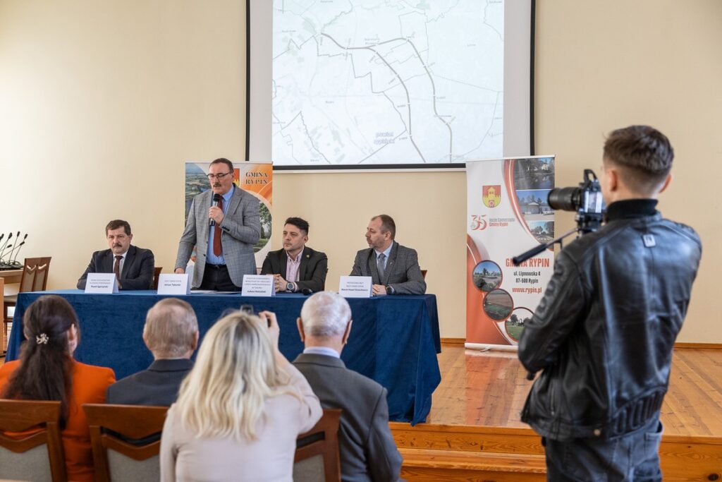 Podpisanie decyzji środowiskowej w sprawie budowy obwodnicy Rypina, fot. Szymon Zdziebło/tarantoga.pl dla UMWKP