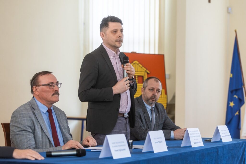 Podpisanie decyzji środowiskowej w sprawie budowy obwodnicy Rypina, fot. Szymon Zdziebło/tarantoga.pl dla UMWKP