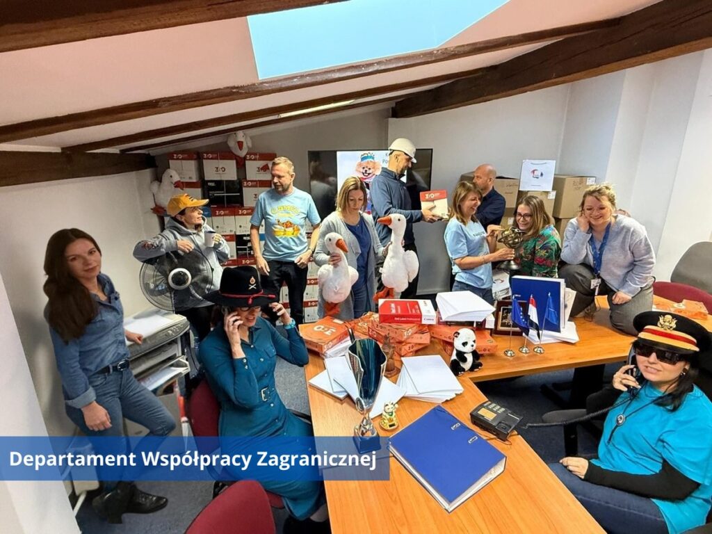 Pracownicy Departamentu Współpracy Zagranicznej, zdjęcie na konkurs „Odczarujmy Blue Monday” 2026