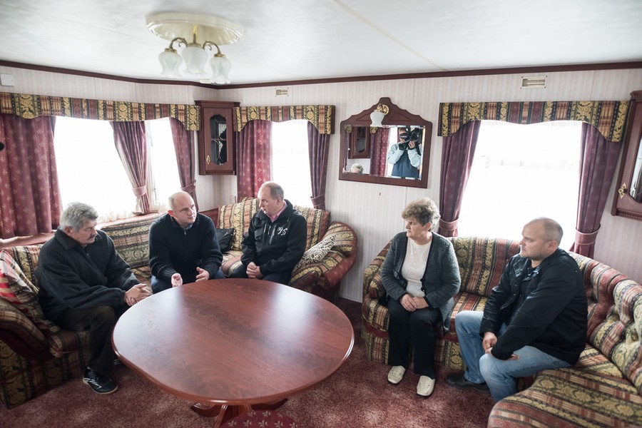 Marszałek Piotr Całbecki wizytuje tymczasowe lokum państwa Gończ, których domostwo zostało uszkodzone podczas sierpniowej nawałnicy. Domy mobilne zostały zakupione przez samorząd województwa dla poszkodowanych, fot. Tymon Markowski dla UMWKP