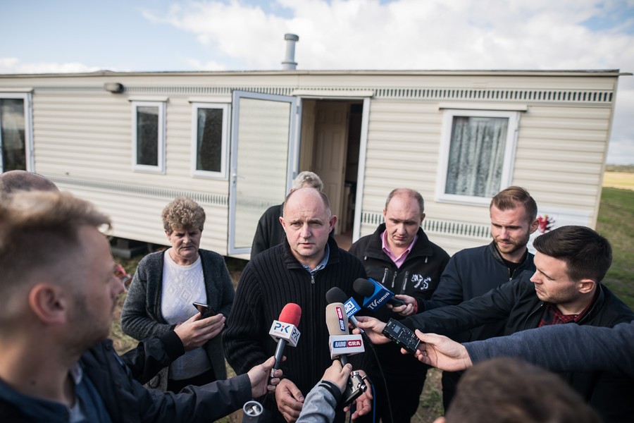 Marszałek Piotr Całbecki wizytuje tymczasowe lokum państwa Gończ, których domostwo zostało uszkodzone podczas sierpniowej nawałnicy. Domy mobilne zostały zakupione przez samorząd województwa dla poszkodowanych, fot. Tymon Markowski dla UMWKP