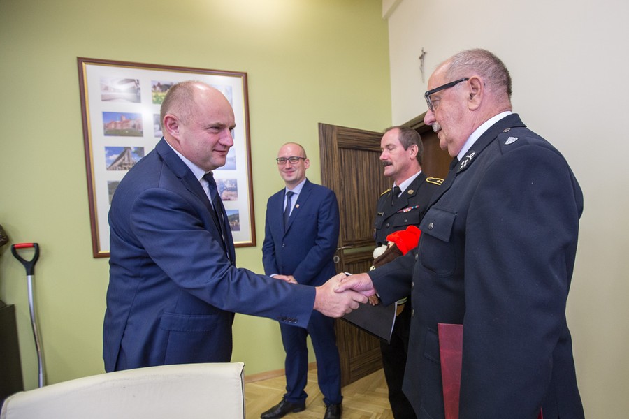 14.09.2017 r., Do służby w Ochotniczej Straży Pożarnej w Unisławiu (powiat chełmiński) trafił nowoczesny samochód ratowniczo-gaśniczy, zakupiony dzięki środkom z naszego Regionalnego Programu Operacyjnego. Podczas spotkania spotkania z marszałkiem Piotrem Całbeckim strażacy z Unisławia podziękowali samorządowym władzom województwa za pomoc w zakupie sprzętu, fot. Szymon Zdziebło/tarantoga.pl dla UMWKP