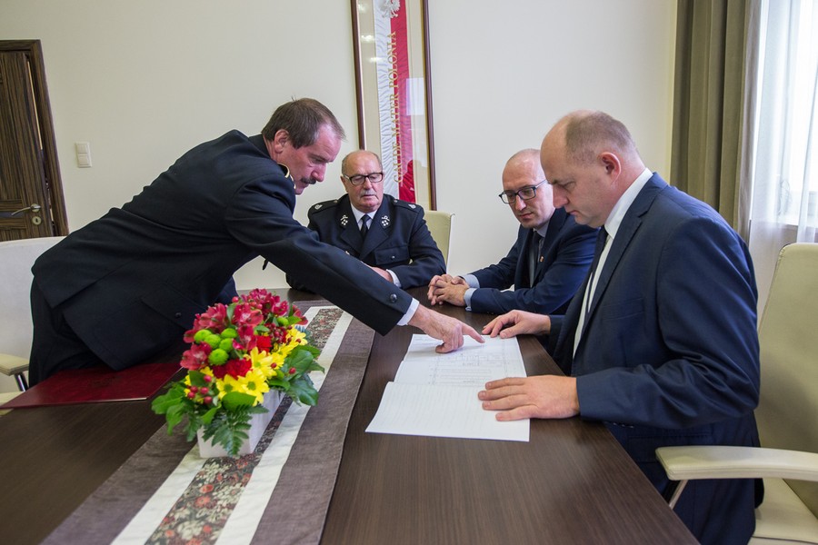 14.09.2017 r., Do służby w Ochotniczej Straży Pożarnej w Unisławiu (powiat chełmiński) trafił nowoczesny samochód ratowniczo-gaśniczy, zakupiony dzięki środkom z naszego Regionalnego Programu Operacyjnego. Podczas spotkania spotkania z marszałkiem Piotrem Całbeckim strażacy z Unisławia podziękowali samorządowym władzom województwa za pomoc w zakupie sprzętu, fot. Szymon Zdziebło/tarantoga.pl dla UMWKP