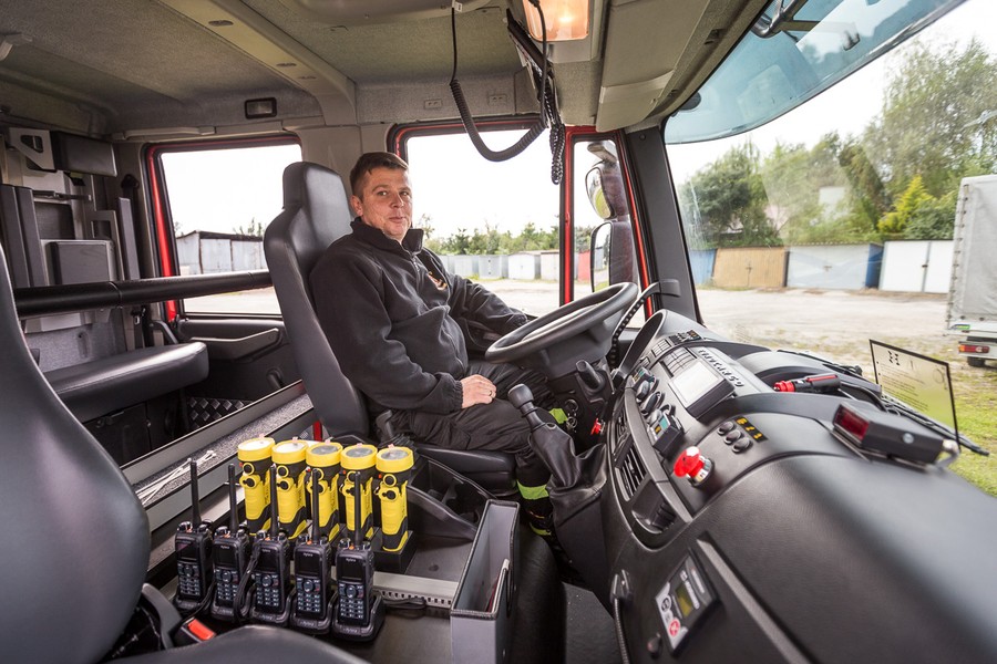 14.09.2017 r., Do służby w Ochotniczej Straży Pożarnej w Unisławiu (powiat chełmiński) trafił nowoczesny samochód ratowniczo-gaśniczy, zakupiony dzięki środkom z naszego Regionalnego Programu Operacyjnego. Podczas spotkania spotkania z marszałkiem Piotrem Całbeckim strażacy z Unisławia podziękowali samorządowym władzom województwa za pomoc w zakupie sprzętu, fot. Szymon Zdziebło/tarantoga.pl dla UMWKP