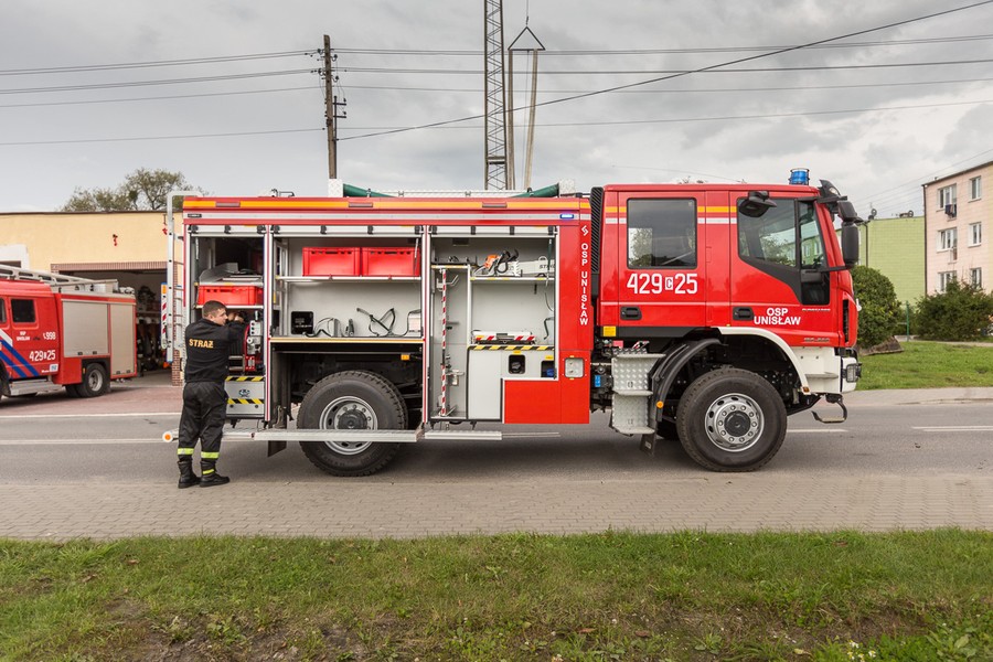 14.09.2017 r., Do służby w Ochotniczej Straży Pożarnej w Unisławiu (powiat chełmiński) trafił nowoczesny samochód ratowniczo-gaśniczy, zakupiony dzięki środkom z naszego Regionalnego Programu Operacyjnego. Podczas spotkania spotkania z marszałkiem Piotrem Całbeckim strażacy z Unisławia podziękowali samorządowym władzom województwa za pomoc w zakupie sprzętu, fot. Szymon Zdziebło/tarantoga.pl dla UMWKP