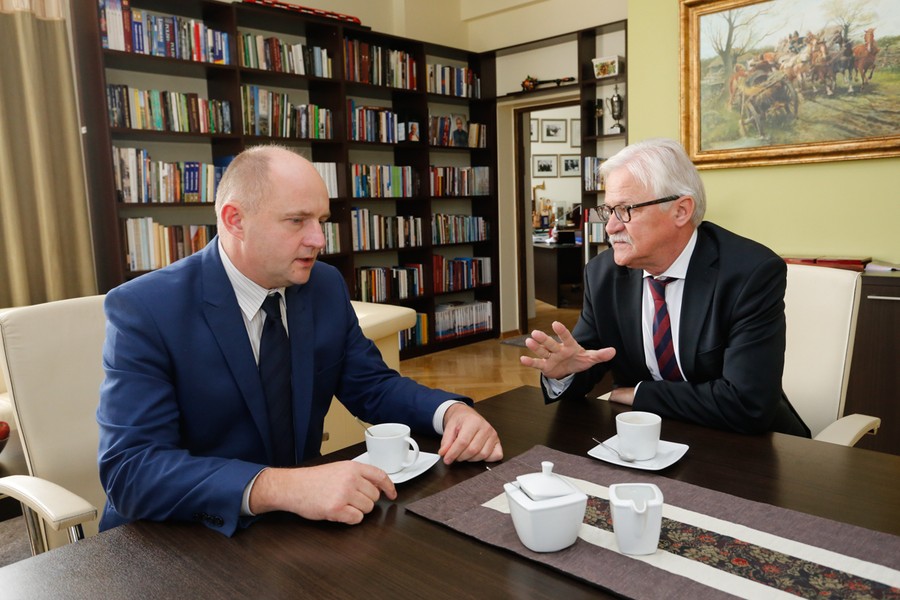 20.09.2017 r. Marszałek Piotr Całbecki i poseł do Parlamentu Europejskiego podczas spotkania w Urzędzie Marszałkowskim rozmawiali na temat wsparcia na rzecz poszkodowanych w nawałnicach, fot. Mikołaj Kuras dla UMWP