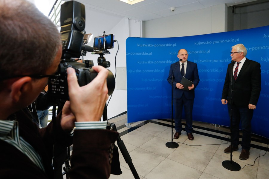 20.09.2017 r. Marszałek Piotr Całbecki i poseł do Parlamentu Europejskiego podczas spotkania w Urzędzie Marszałkowskim rozmawiali na temat wsparcia na rzecz poszkodowanych w nawałnicach, fot. Mikołaj Kuras dla UMWP