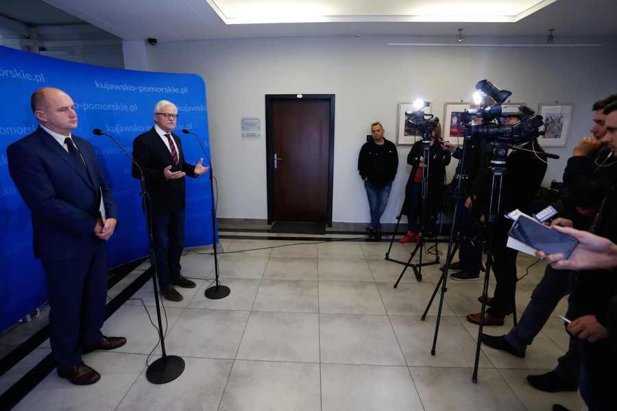 20.09.2017 r. Marszałek Piotr Całbecki i poseł do Parlamentu Europejskiego podczas spotkania w Urzędzie Marszałkowskim rozmawiali na temat wsparcia na rzecz poszkodowanych w nawałnicach, fot. Mikołaj Kuras dla UMWP