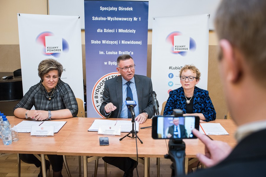 18.10.2017 r., Konferencja prasowa w Kujawsko-Pomorskim Specjalnym Ośrodku Szkolno-Wychowawczym Nr 1 dla Dzieci i Młodzieży Słabo Widzącej i Niewidomej im. Louisa Braille'a w Bydgoszczy dotyczyła realizacji inwestycji w marszałkowskich jednostkach edukacyjnych. W ośrodku Braille’a trwa remont dwunastu pracowni i budowa dwóch nowych warsztatów do nauki zawodu, fot. Tymon Markowski dla UMWKP