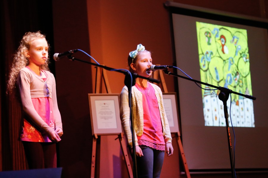 19.10.2017 r., Otwarcie wystawy pokonkursowej połączone z uroczystością wręczenia nagród 19. Międzynarodowego Konkursu Twórczości Plastycznej Dzieci i Młodzieży „Zawsze zielono, zawsze niebiesko”, fot. Mikołaj Kuras dla UMWKP
