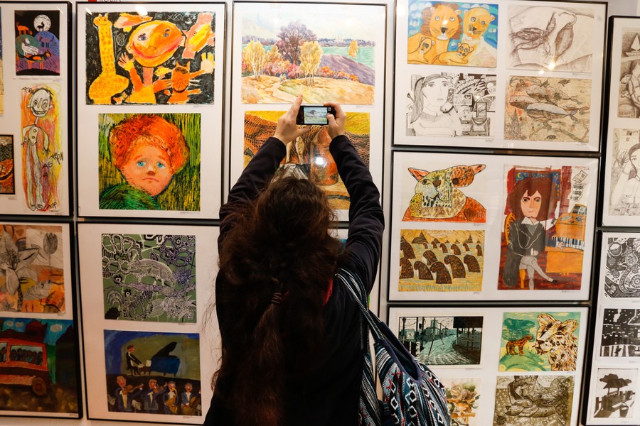 19.10.2017 r., Otwarcie wystawy pokonkursowej połączone z uroczystością wręczenia nagród 19. Międzynarodowego Konkursu Twórczości Plastycznej Dzieci i Młodzieży „Zawsze zielono, zawsze niebiesko”, fot. Mikołaj Kuras dla UMWKP