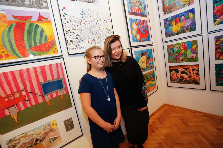 19.10.2017 r., Otwarcie wystawy pokonkursowej połączone z uroczystością wręczenia nagród 19. Międzynarodowego Konkursu Twórczości Plastycznej Dzieci i Młodzieży „Zawsze zielono, zawsze niebiesko”, fot. Mikołaj Kuras dla UMWKP