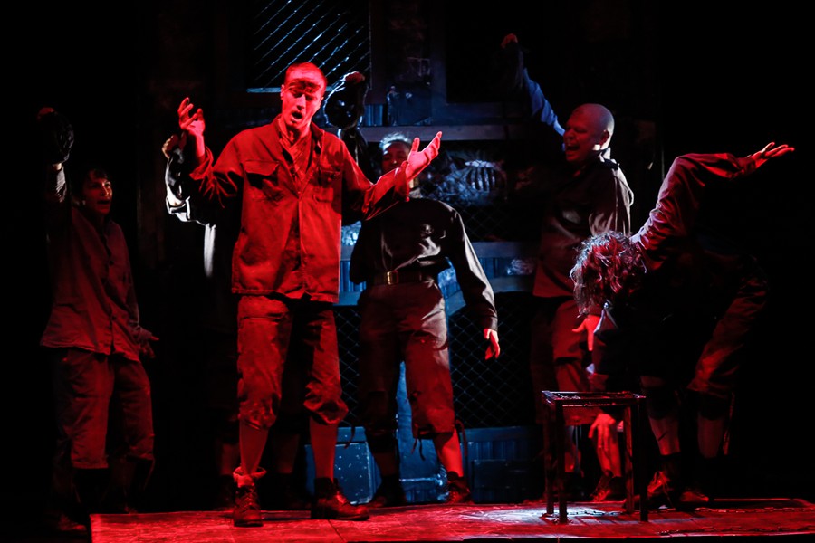 21.10.2017 r., W ramach zakończenia Międzynarodowego Festiwalu Teatrów Lalek „Spotkania” Teatr Wierszalin z Supraśla wystawił sztukę ,,Dziady. Noc druga” , fot. Mikołaj Kuras