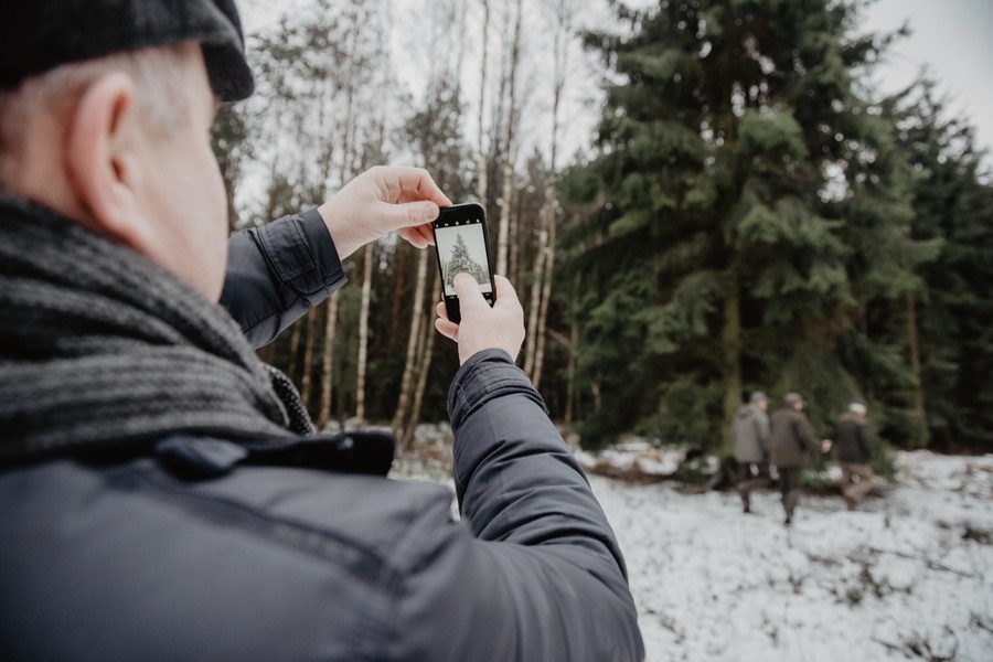 04.12.2017, Marszałek Piotr Całbecki osobiście wybrał choinkę, dar od Lasów Państwowych, która stanie przed Urzędem Marszałkowskim, fot. Łukasz Piecyk