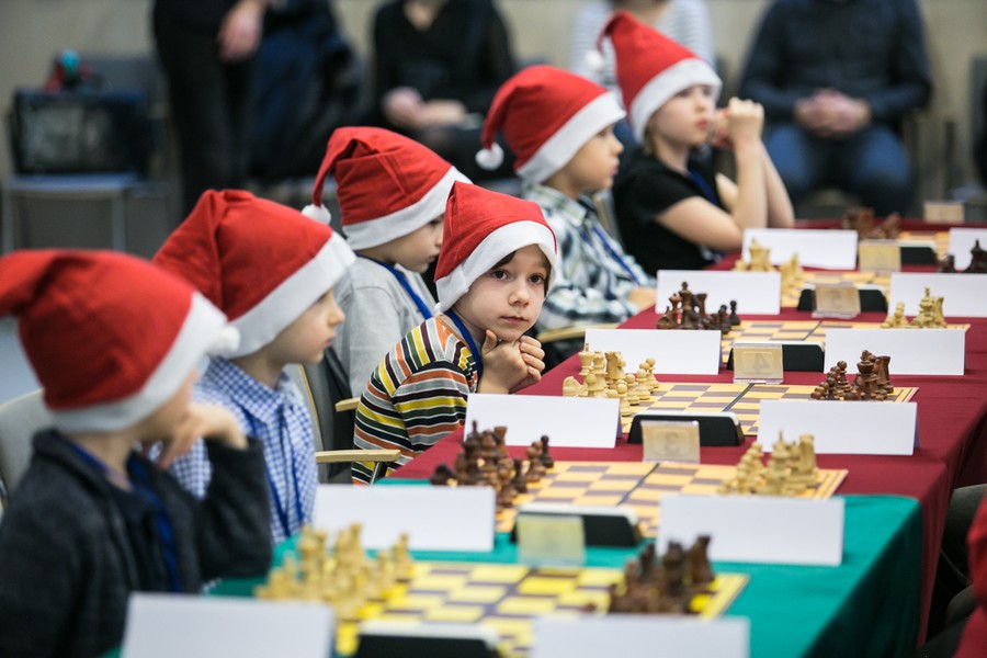 06.12.2017, Święty Mikołaj poprowadził do boju najlepszych młodych szachistów z naszego województwa przeciwko drużynie marszałka Piotra Całbeckiego, fot. Andrzej Goiński