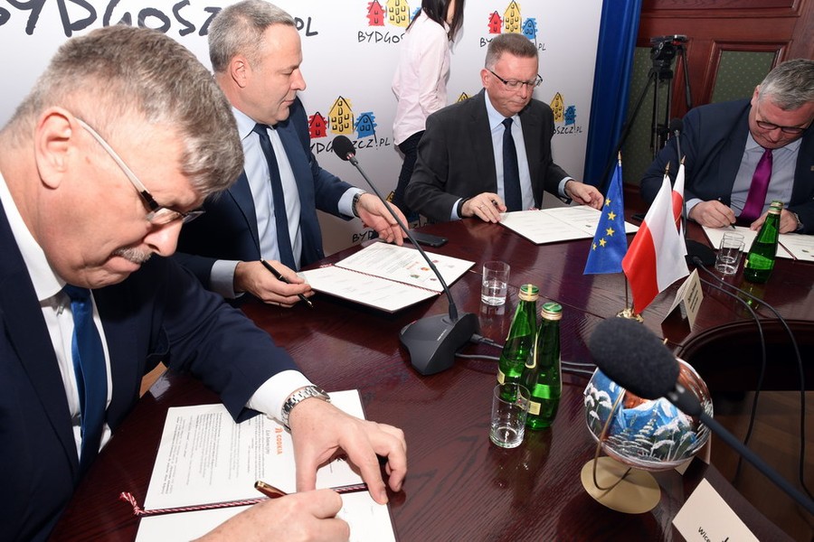 07.12.2017, Rozpoczynają się przygotowania do budowy drogi gminnej łączącej Bydgoszcz z trasą szybkiego ruchu S5 i S10 w gminie Białe Błota. List intencyjny podpisali przedstawiciele Urzędu Marszałkowskiego, wojewody kujawsko-pomorskiego, bydgoskiego oddziału Generalnej Dyrekcji Dróg Krajowych i Autostrad, miasta Bydgoszcz, powiatu bydgoskiego oraz gminy Białe Błota., fot. UM Bydgoszcz