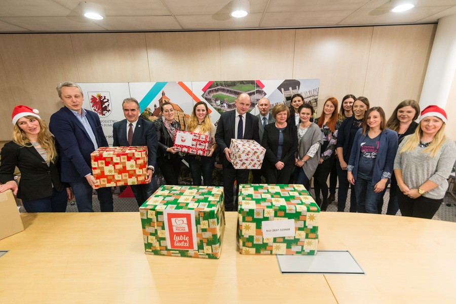 07.12.2017, Pakowanie prezentów w ramach akcji „Szlachetna Paczka”, fot. Łukasz Piecyk