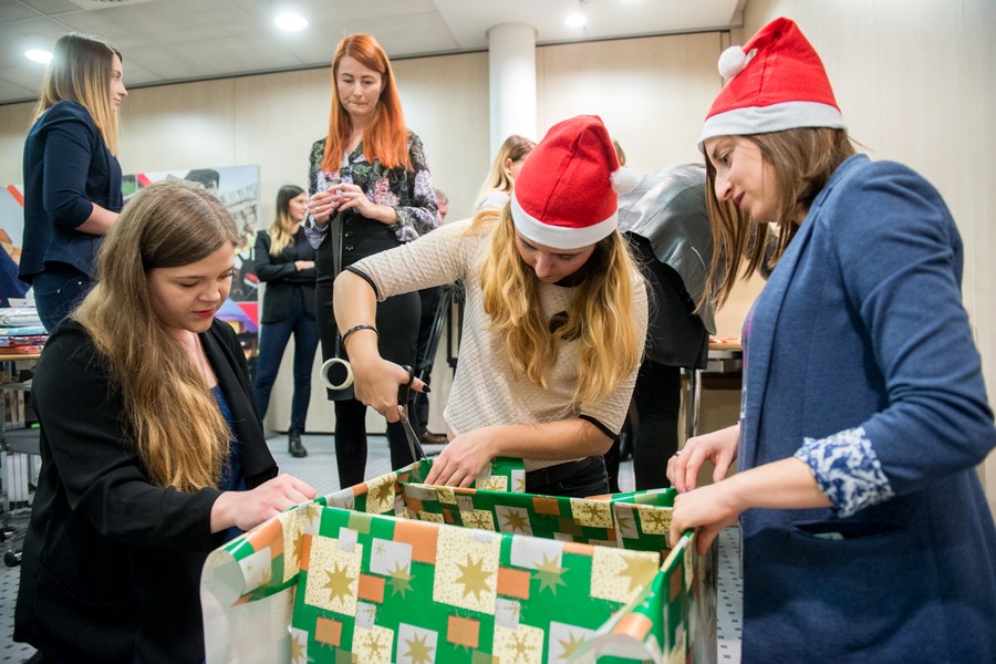 07.12.2017, Pakowanie prezentów w ramach akcji „Szlachetna Paczka”, fot. Łukasz Piecyk