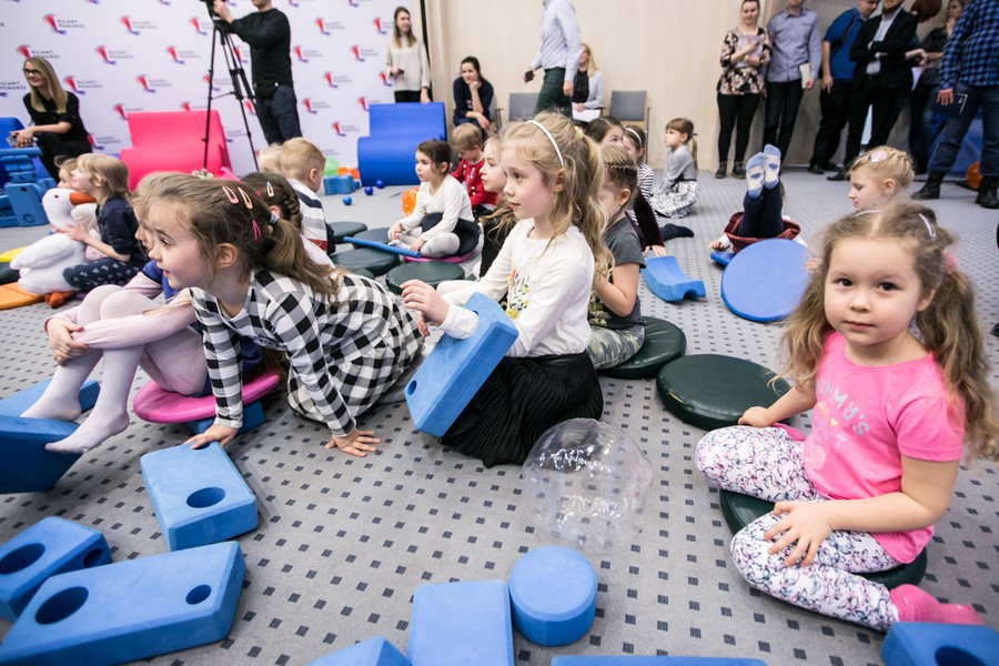 07.03.2018 – Spotkanie marszałka Piotra Całbeckiego z maluchami i ich opiekunami z placówek prowadzonych przez beneficjentów wsparcia z RPO, fot. Andrzej Goiński