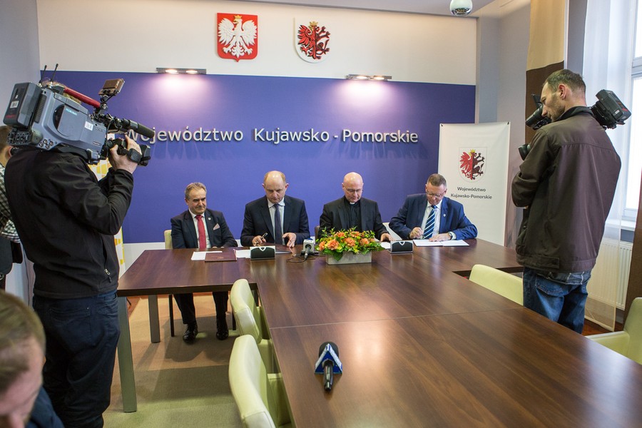 12.04.2018 Podpisanie umów o dofinansowanie projektów z Caritas Diecezji Toruńskiej oraz Bydgoskim Klastrem Przemysłowym, fot. Szymon Zdziebło/tarantoga.pl