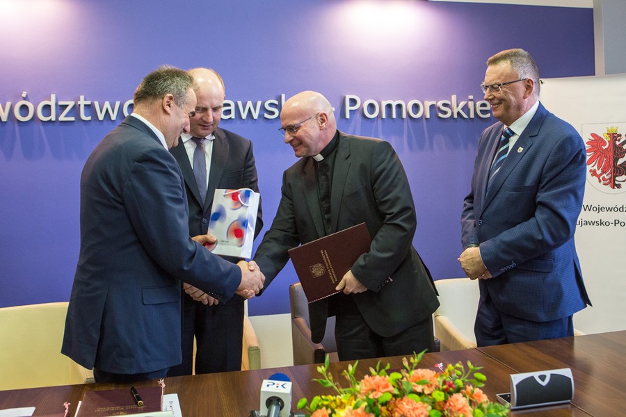 12.04.2018 Podpisanie umów o dofinansowanie projektów z Caritas Diecezji Toruńskiej oraz Bydgoskim Klastrem Przemysłowym, fot. Szymon Zdziebło/tarantoga.pl