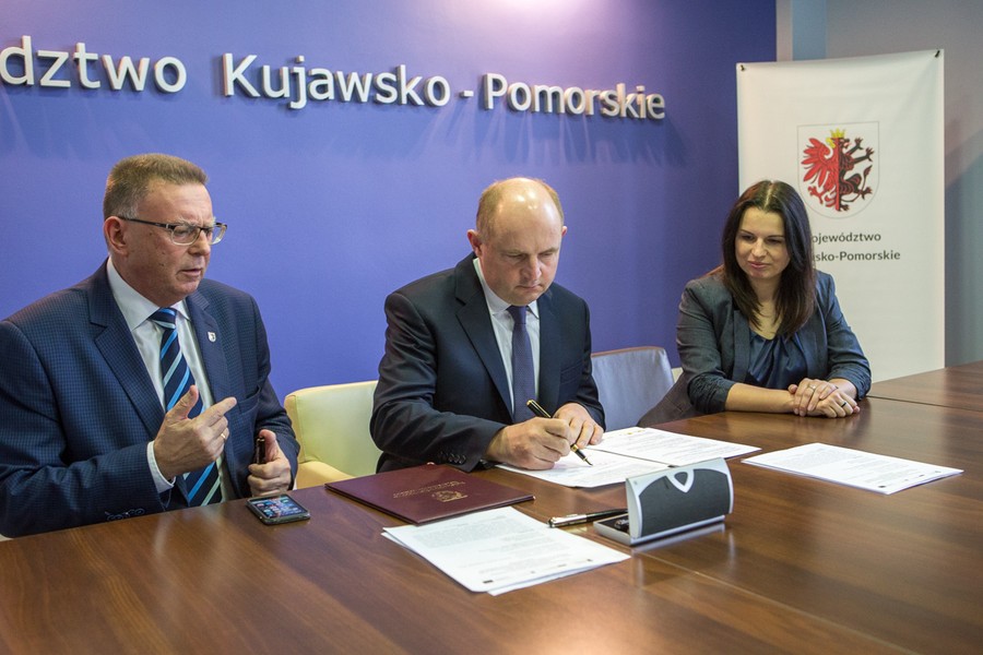 12.04.2018 Podpisanie umów o dofinansowanie projektów z Caritas Diecezji Toruńskiej oraz Bydgoskim Klastrem Przemysłowym, fot. Szymon Zdziebło/tarantoga.pl