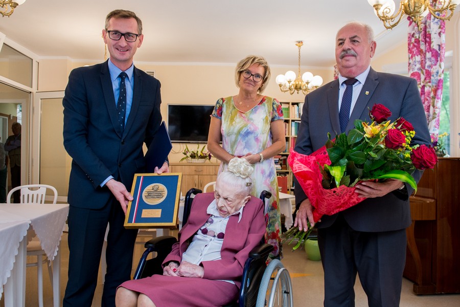 Wizyta wicemarszałka Dariusza Kurzawy u Władysławy Stępień, fot. Łukasz Piecyk