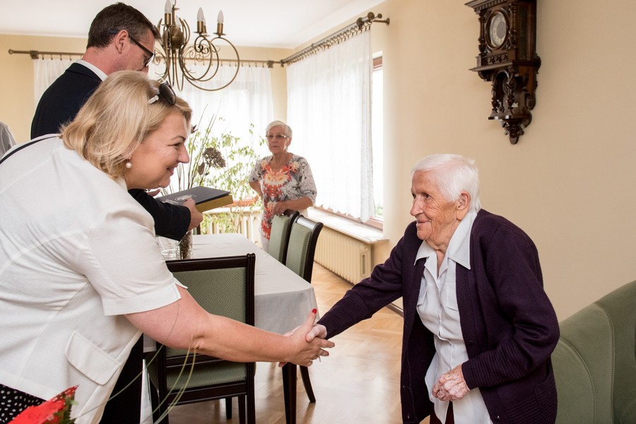 Wizyta wicemarszałka Dariusza Kurzawy u Janiny Wojciechowskiej, fot. Łukasz Piecyk