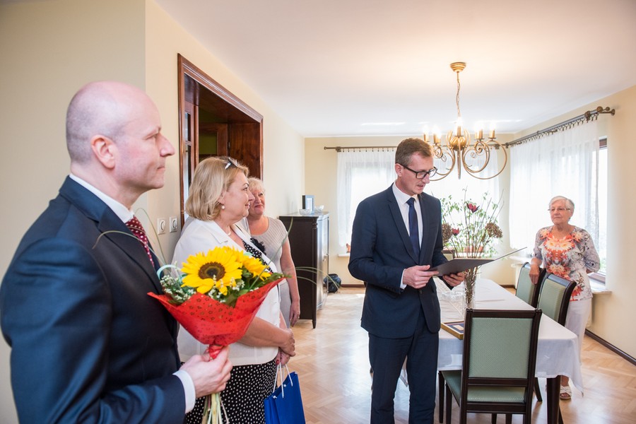 Wizyta wicemarszałka Dariusza Kurzawy u Janiny Wojciechowskiej, fot. Łukasz Piecyk