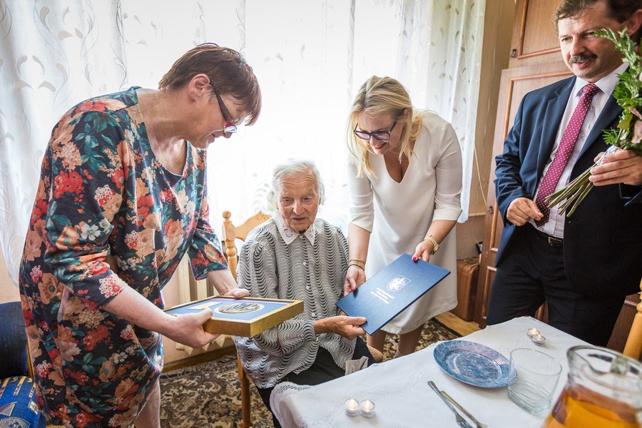 Wizyta członka zarządu województwa Anety Jędrzejewskiej u Bronisławy Lange, fot. Szymon Zdziebło/tarantoga.pl