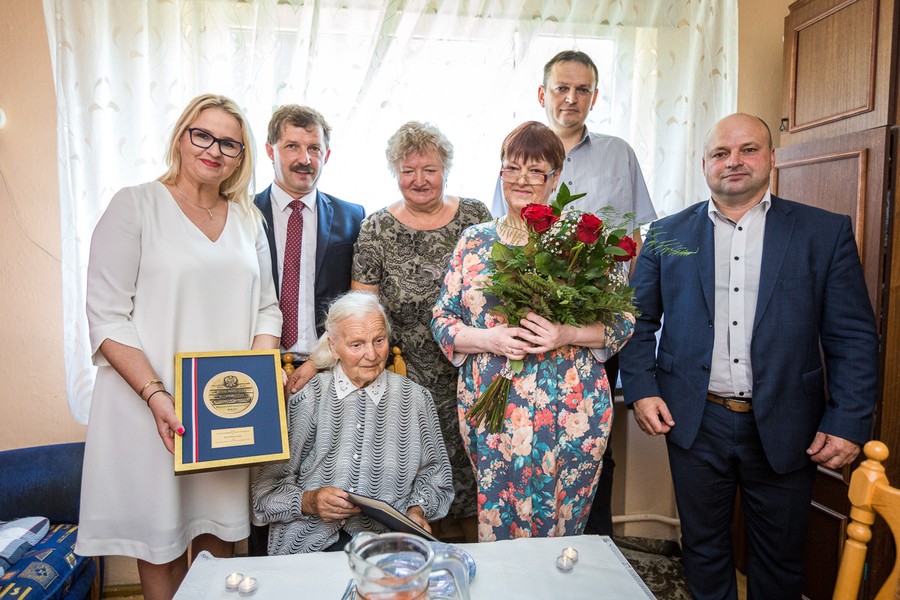 Wizyta członka zarządu województwa Anety Jędrzejewskiej u Bronisławy Lange, fot. Szymon Zdziebło/tarantoga.pl