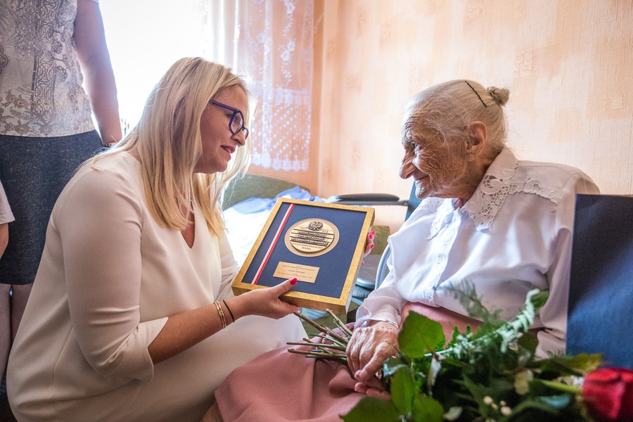 Wizyta członka zarządu województwa Anety Jędrzejewskiej u Cecylii Stawickiej, fot. Szymon Zdziebło/tarantoga.pl