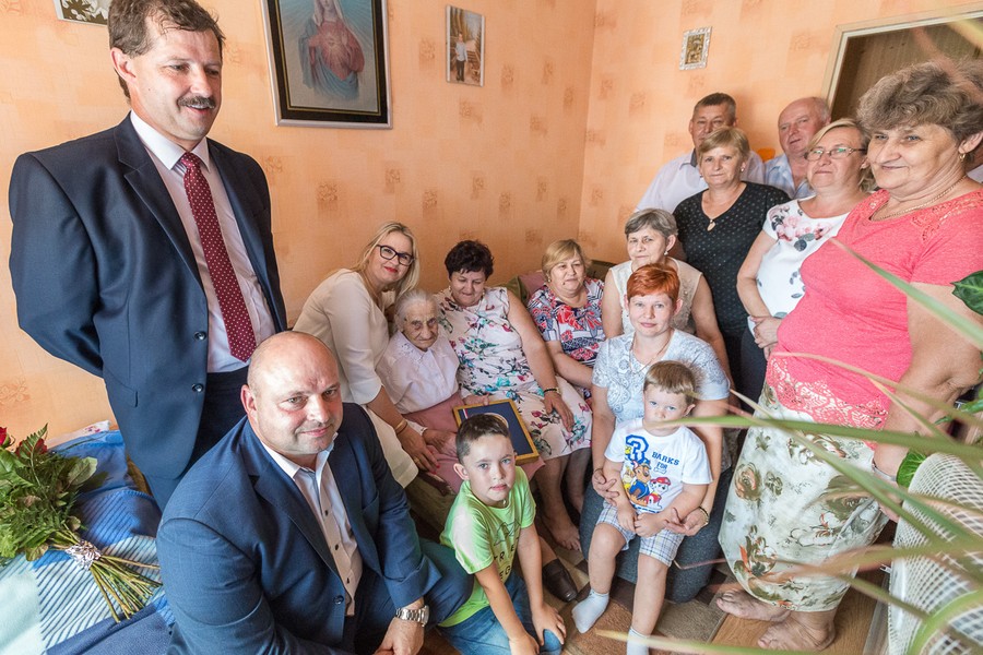 Wizyta członka zarządu województwa Anety Jędrzejewskiej u Cecylii Stawickiej, fot. Szymon Zdziebło/tarantoga.pl