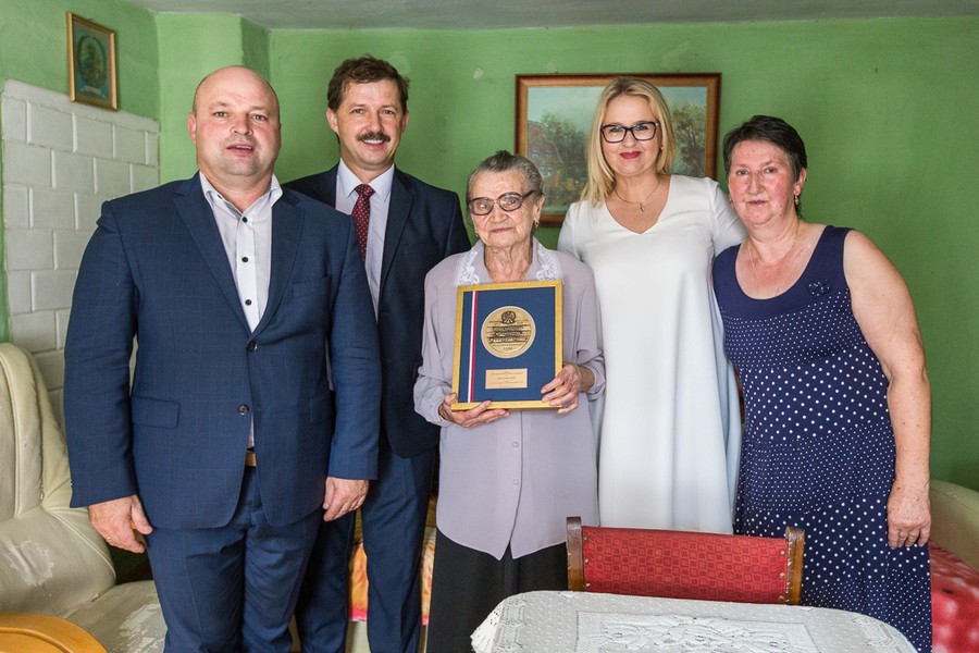 Wizyta członka zarządu województwa Anety Jędrzejewskiej u Zofii Gurtatowskiej, fot. Szymon Zdziebło/tarantoga.pl