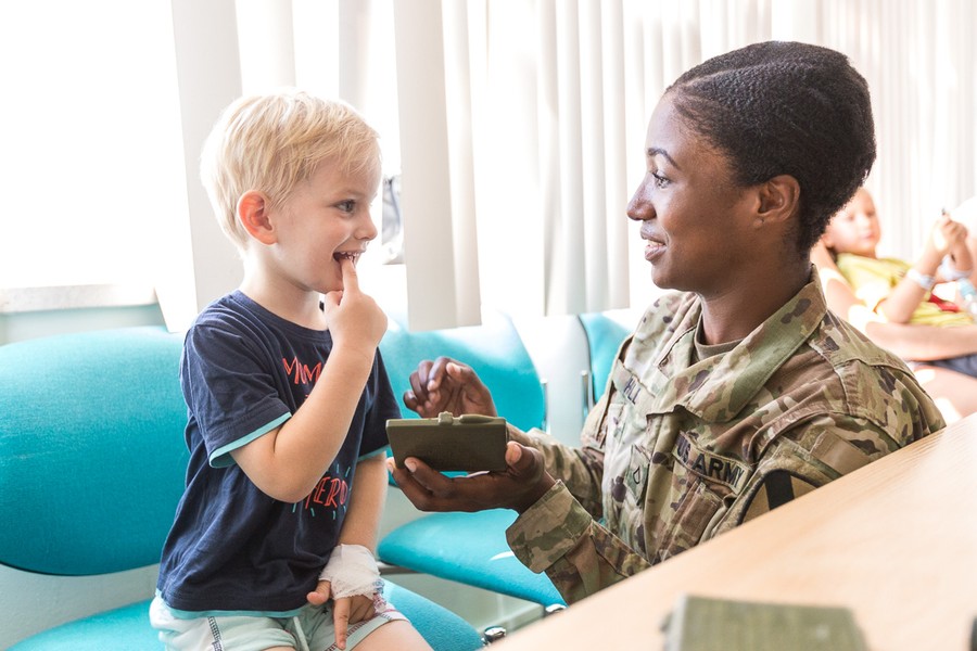 Spotkanie żołnierzy z małymi pacjentami Wojewódzkiego Szpitala Zespolonego w Toruniu, fot. Szymon Zdziebło/Tarantoga.pl