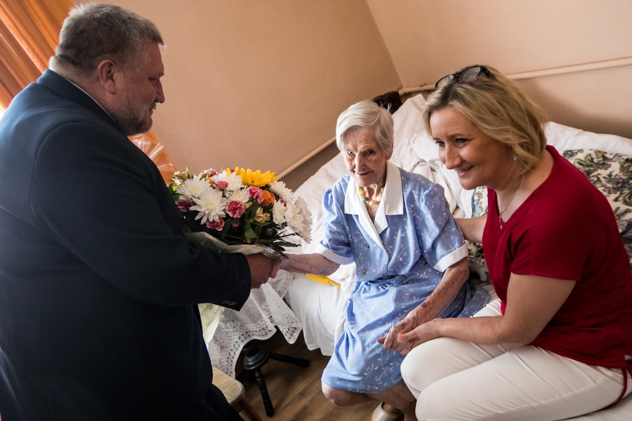 Wizyta członka zarządu województwa Sławomira Kopyścia u Bronisławy Zielińskiej, fot. Andrzej Goiński