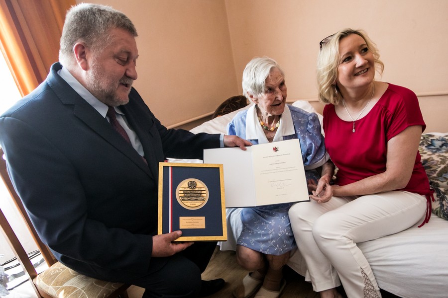 Wizyta członka zarządu województwa Sławomira Kopyścia u Bronisławy Zielińskiej, fot. Andrzej Goiński