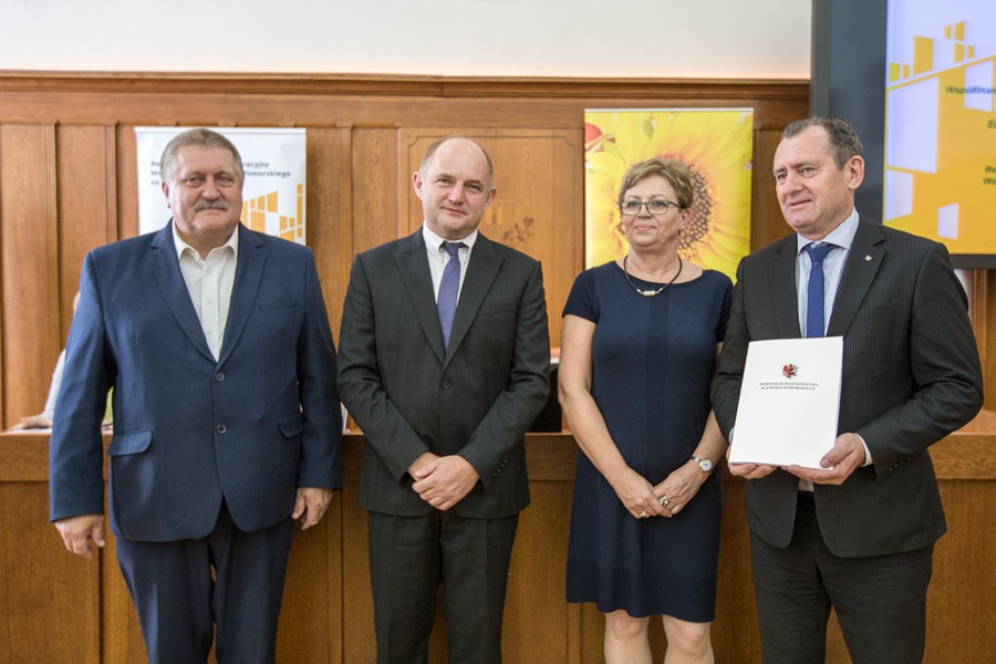 Przekazanie umów o dofinansowanie z RPO i PROW w Urzędzie Marszałkowskim, 24 sierpnia 2018 r., fot. Szymon Ździebło www.tarantoga.pl