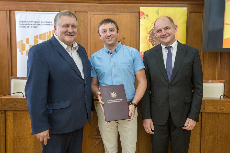 Przekazanie umów o dofinansowanie z RPO i PROW w Urzędzie Marszałkowskim, 24 sierpnia 2018 r., fot. Szymon Ździebło www.tarantoga.pl