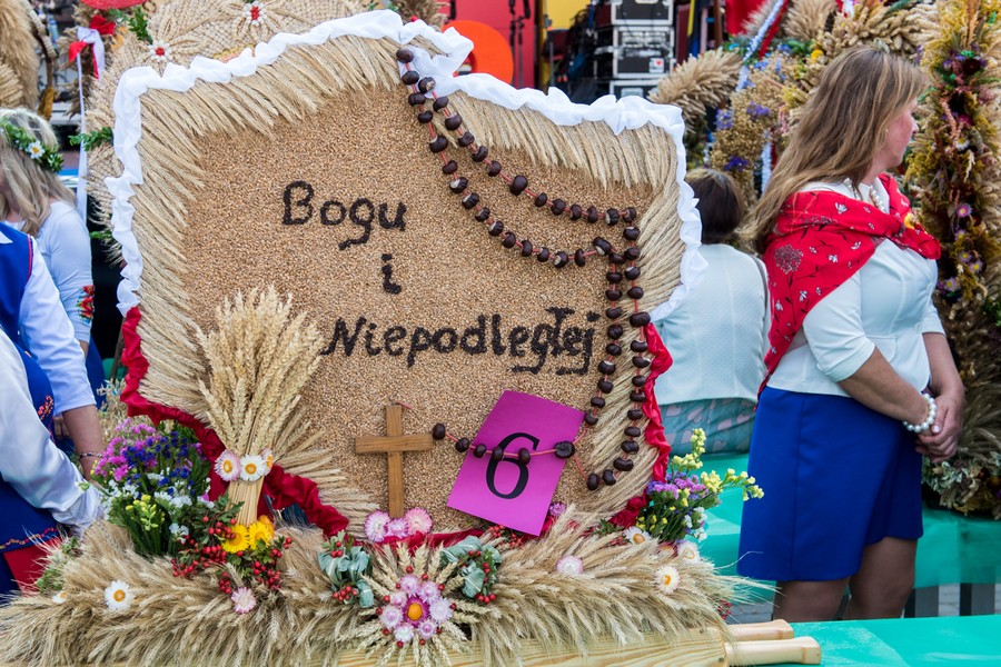 Prezentacja wieńców podczas dożynek wojewódzko-diecezjalnych w Wąbrzeźnie, fot. Łukasz Piecyk