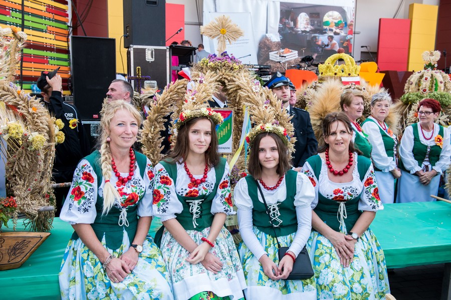 Prezentacja wieńców podczas dożynek wojewódzko-diecezjalnych w Wąbrzeźnie, fot. Łukasz Piecyk