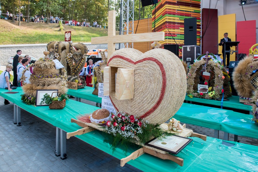 Prezentacja wieńców podczas dożynek wojewódzko-diecezjalnych w Wąbrzeźnie, fot. Łukasz Piecyk