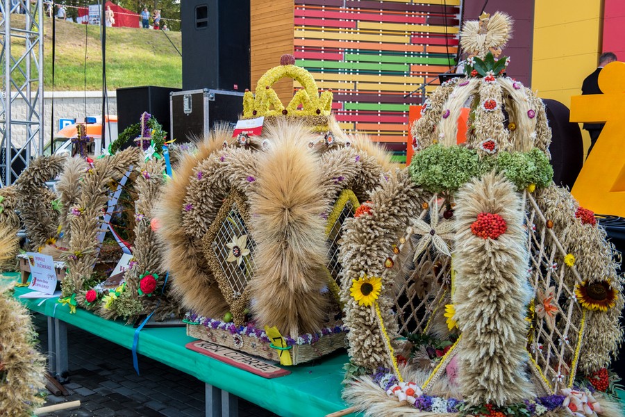 Prezentacja wieńców podczas dożynek wojewódzko-diecezjalnych w Wąbrzeźnie, fot. Łukasz Piecyk