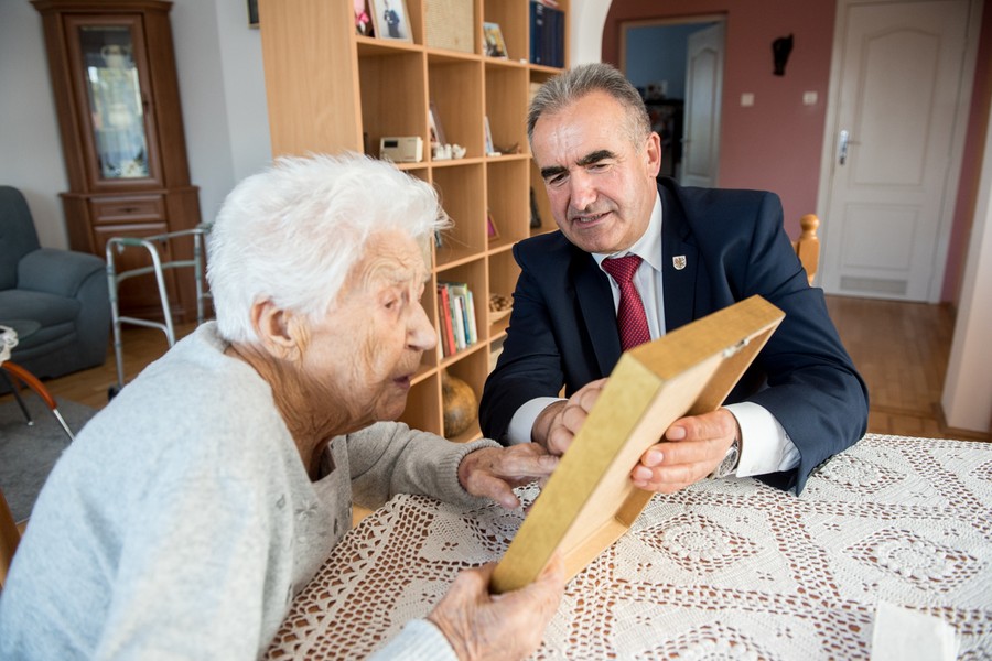 Przewodniczący Sejmiku Ryszard Bober w domu u Władysławy Bugały, fot. Łukasz Piecyk