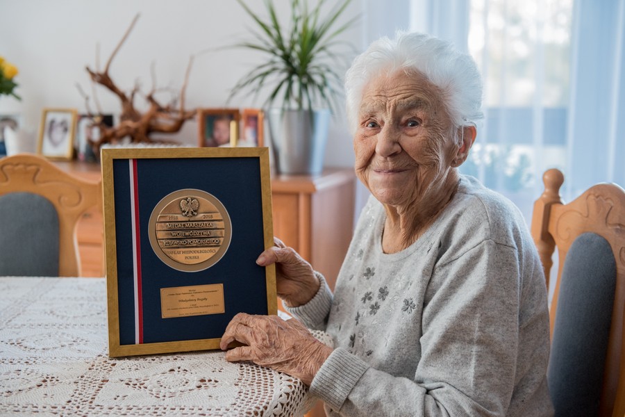 Przewodniczący Sejmiku Ryszard Bober w domu u Władysławy Bugały, fot. Łukasz Piecyk