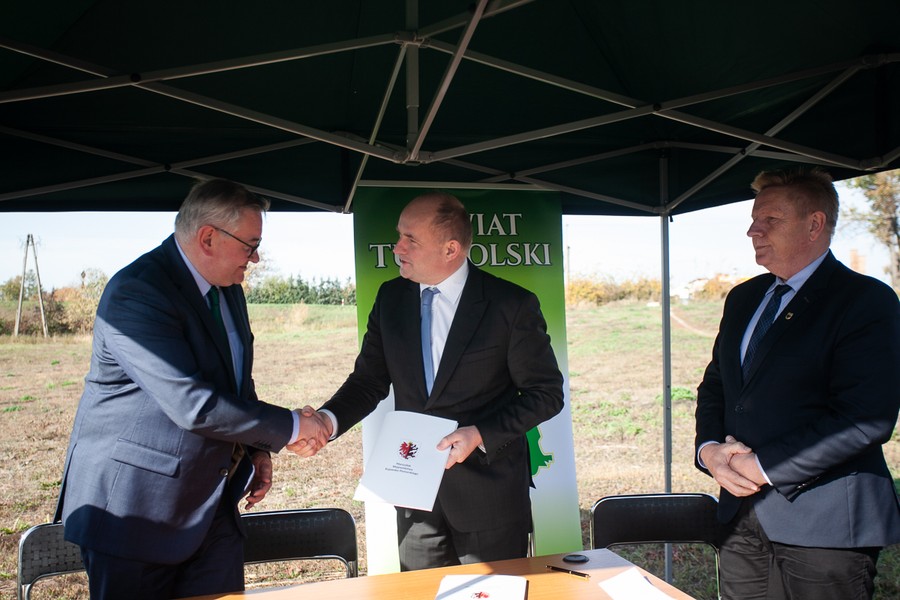 Umowę o dofinansowanie budowy ZOL-u ze środków RPO podpisali marszałek Piotr Całbecki i prezes zarządu Szpitala Tucholskiego Jarosław Katulski, fot. Filip Kowalkowski
