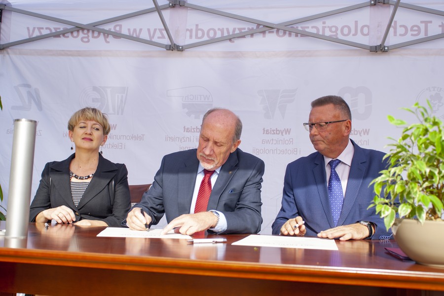 Uroczystości podpisania aktu erekcyjnego oraz wmurowania kamienia węgielnego pod budowę nowych laboratoriów UTP, fot. Ryszard Wszołek