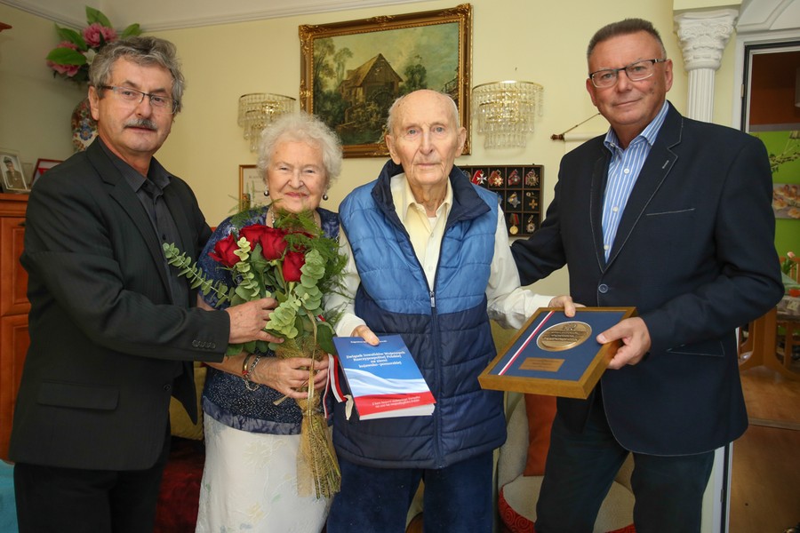 Wręczenie specjalnego, złotego Medalu Marszałka Województwa Unitas Durat Palatinatus Cuiaviano-Pomeraniensis prof. dr hab. Zbigniewowi Kikiewiczowi