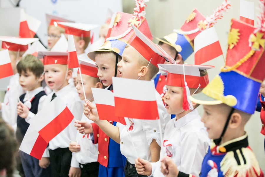 Dzieci z przedszkola „Mały Światek” zaprezentowały 8 listopada w Urzędzie Marszałkowskim spektakl z okazji setnej rocznicy odzyskania niepodległości, fot. Andrzej Goiński