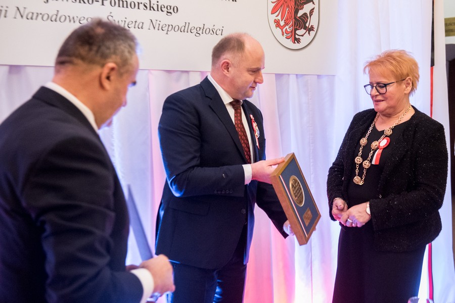 Uroczysta kolacja na cześć osób zasłużonych dla niepodległości i patriotycznej tradycji Ojczyzny. Wśród uczestników spotkania w Przysieku byli m.in. rówieśnicy niepodległej, czyli osoby, których osobiste losy zbiegły się z historią odrodzonej ojczyzny, fot. Łukasz Piecyk